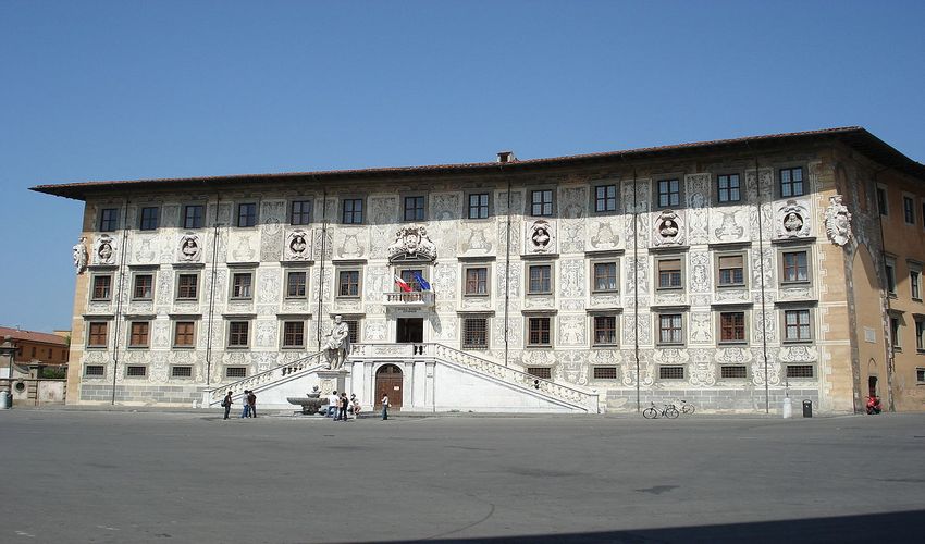 Palazzo Della Carovana - Square of knights